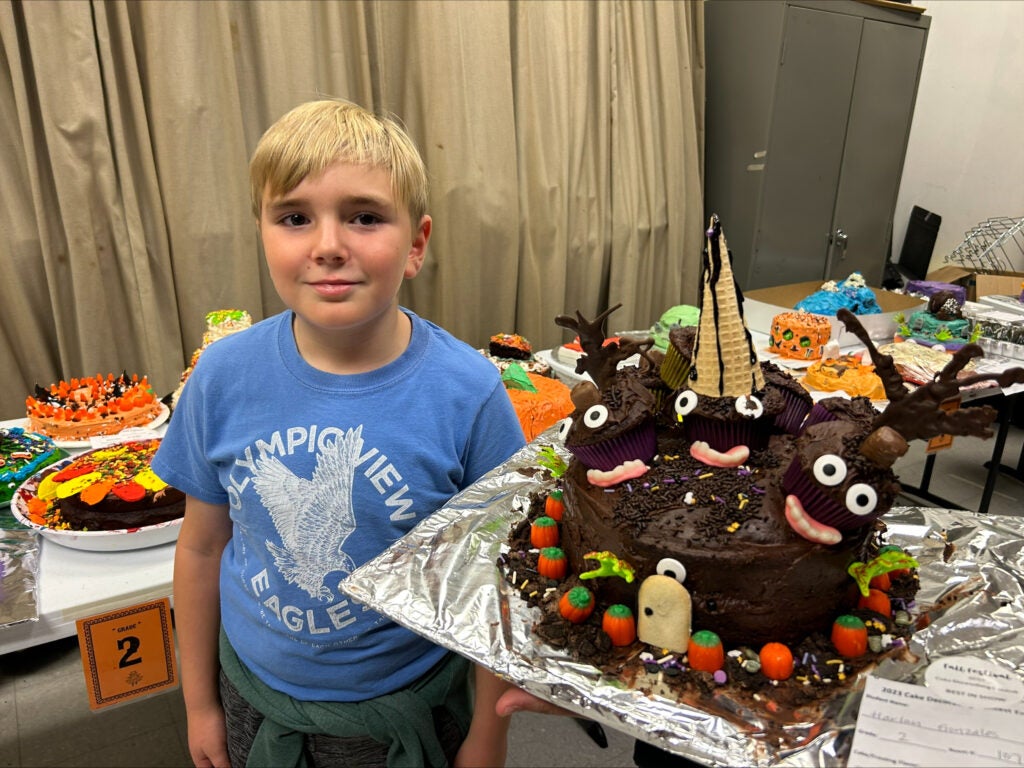 Cake contest winner student and winning cake