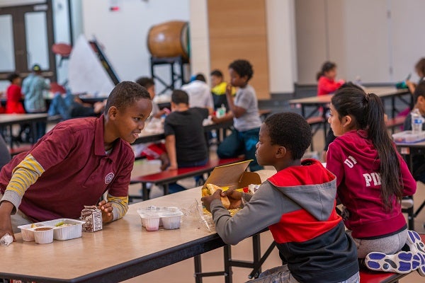 Kids eating lunch