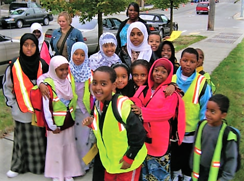 Bailey Gatzert Elementary - los estudiantes caminan en grupos a la escuela y los padres cambian en quién dirige (autobús escolar a pie).