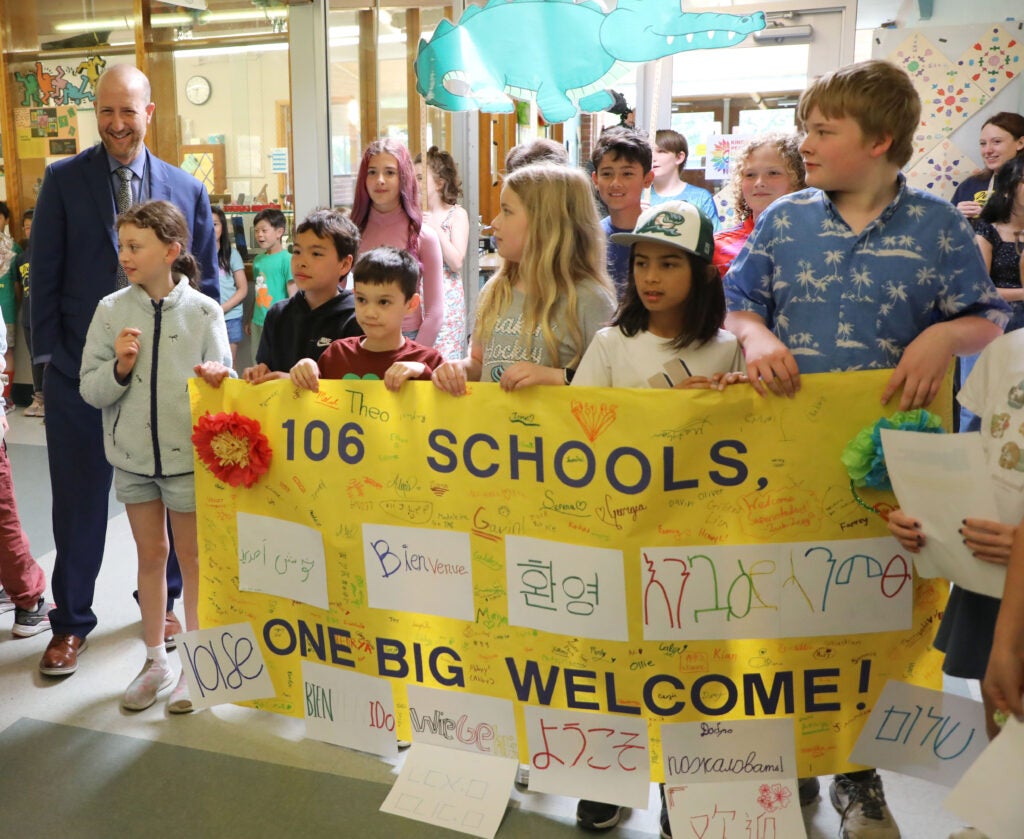 Decatur students and a sign to welcome Superintendent Shuldiner