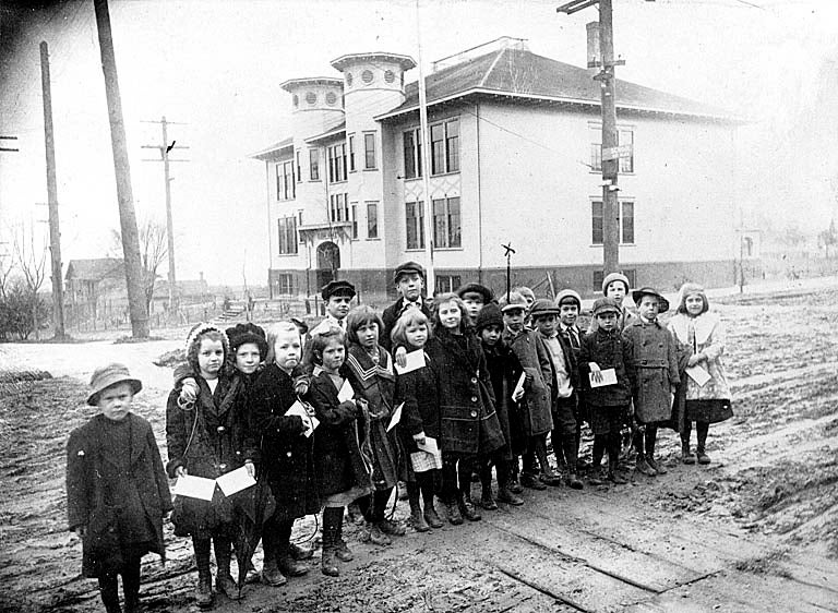 class of students standing in front of the original Latona schoolhouse building in 1906