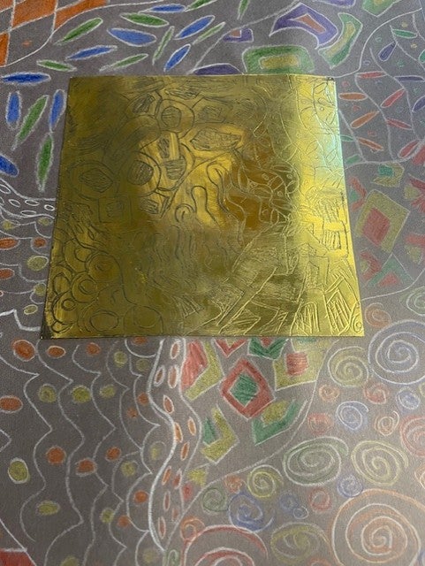 Students studied the history of repousse and neurographic art. Students then used a combination of geometric and organic shapes to engrave zentangles.
